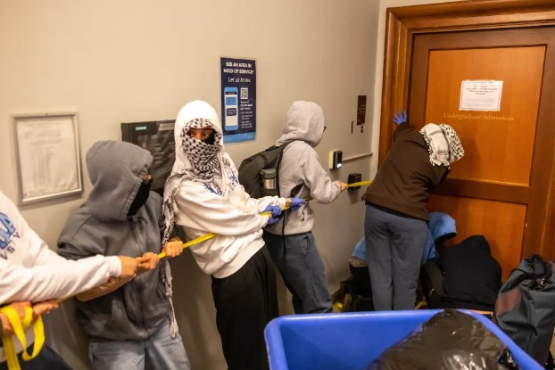 ABD'deki Columbia Üniversitesi'nde Filistin yanlısı öğrenciler dekanlık binasını bastı