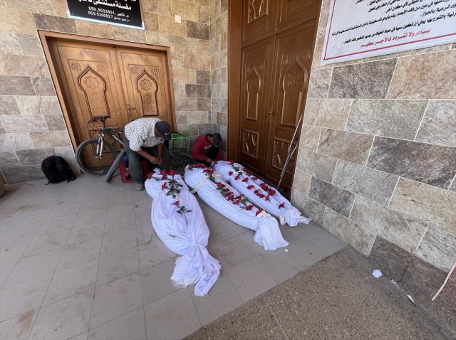 Gazze'de Nasser Hastanesi bahçesindeki toplu mezardan 310 ceset çıkarıldı