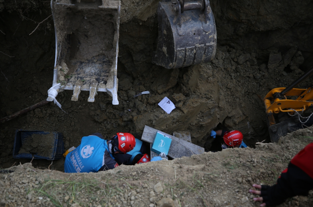 Çanakkale'de kanal kazısında toprak kayması! Göçük altında kalan 3 işçiden 2'si yaşamını yitirdi