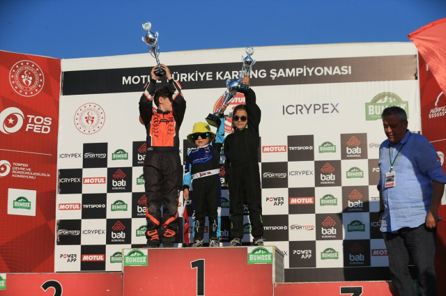 Türkiye'nin en genç karting pilotu Zayn Sofuoğlu, ilk profesyonel yarışında zirveye çıktı