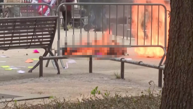 Eski ABD Başkanı Trump'ın duruşmasının yapıldığı mahkemenin önünde bir kişi kendini ateşe verdi