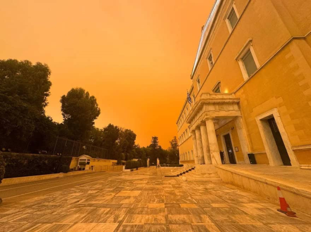 Afrika'dan taşınan çöl tozu Yunanistan'da gökyüzünü turuncuya çevirdi