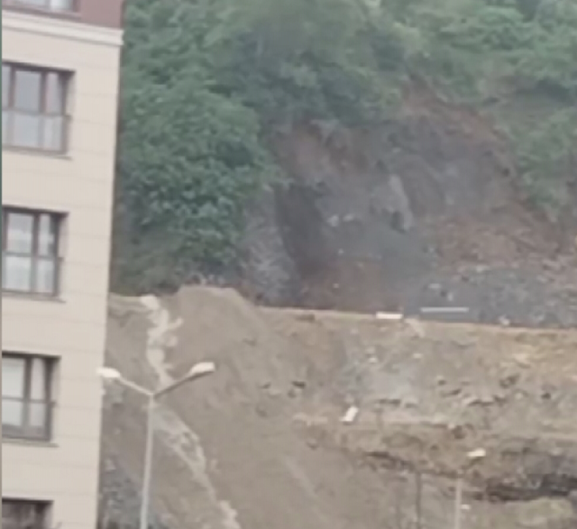 Gaziosmanpaşa'da yaşanan toprak kaymasında tahliye edilen bina sayısı 24'e yükseldi
