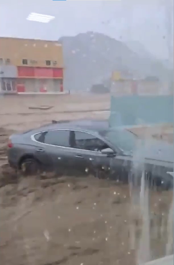 Suudi Arabistan'da sel felaketinde araçlar sulara kapıldı