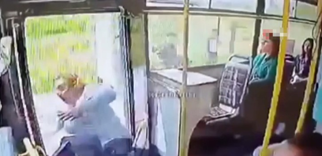 Adana'da otobüste ayağa kalkan kadın açık kapıdan düşerek hayatını kaybetti