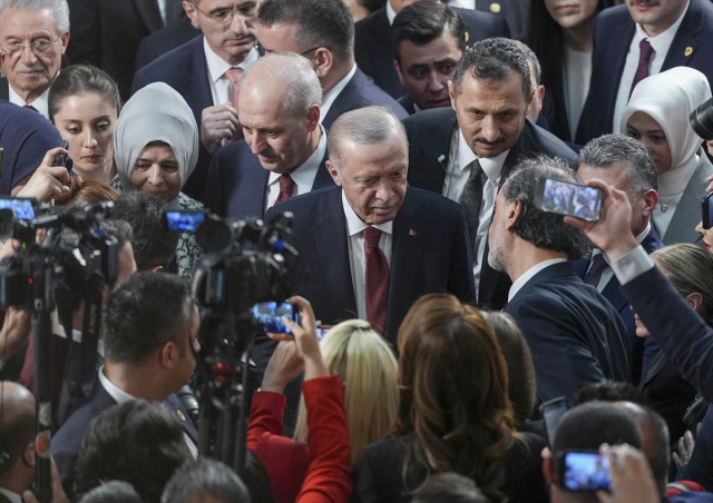 Cumhurbaşkanı Erdoğan, CHP lideri Özel ile TBMM'de kısa bir görüşme gerçekleştirdi: Haftaya bir araya geleceğiz