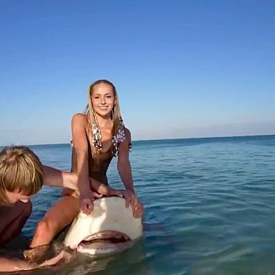 Yakaladığı köpek balığının üstüne oturan model Natalie Reynolds, kalçasından yaralandı