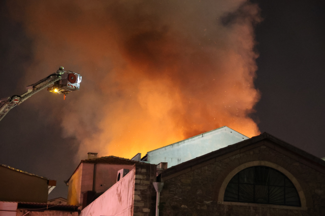 İzmir'de Tarihi Kemeraltı Çarşısı'nda yangın