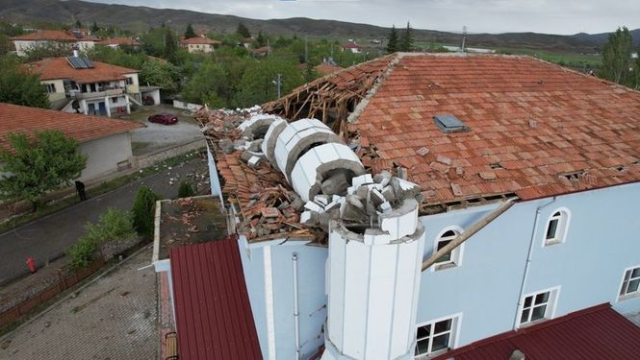 Türkiye fırtınaya teslim! Çatılar uçtu, minareler devrildi