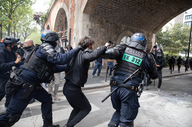 Fransa'daki 1 Mayıs kutlamalarında polisten eylemcilere sert müdahale