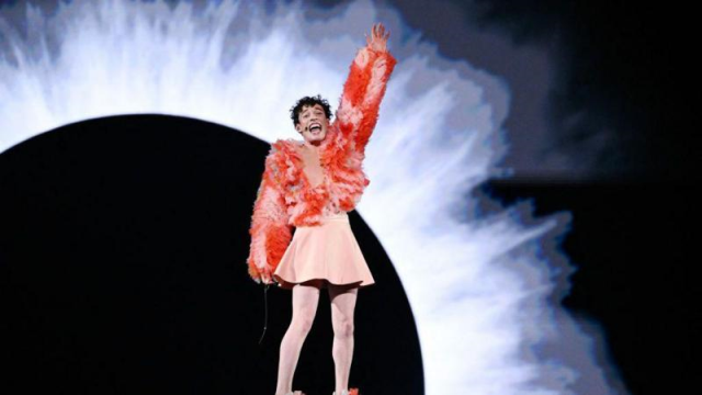 Eurovision'da LGBT propagandası! Nemo kıyafeti ve şarkı sözleriyle mesajı verdi