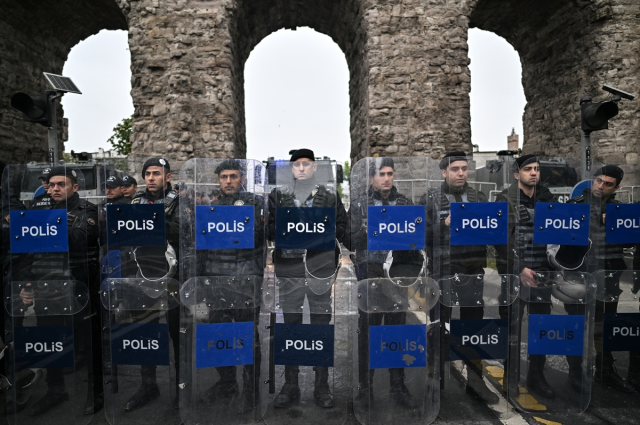 Saraçhane'de tansiyon yüksek! Özel ve İmamoğlu DİSK'le birlikte Taksim'e yürüyor