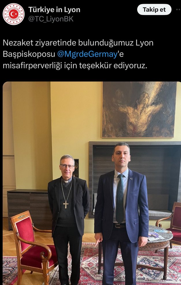 Türkiye'nin Lyon Başkonsolosu, Başpiskoposun Yanında Şehadet Parmağını Kaldırdı