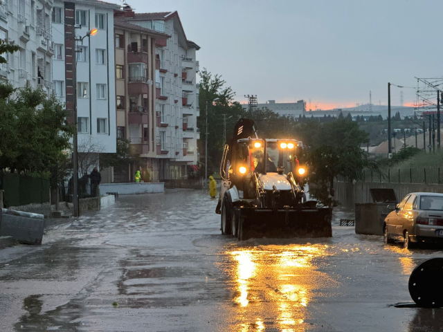 Ankara'da sağanak yağış! Ev ve iş yerlerini su bastı, sokaklar göle döndü
