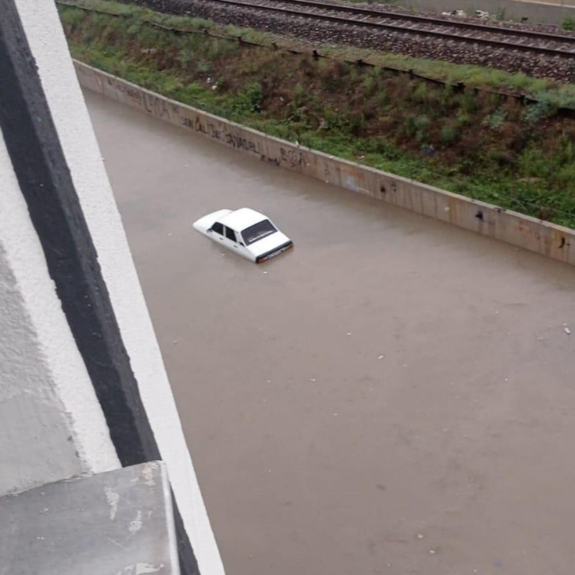 Ankara'da sağanak yağış! Ev ve iş yerlerini su bastı, sokaklar göle döndü